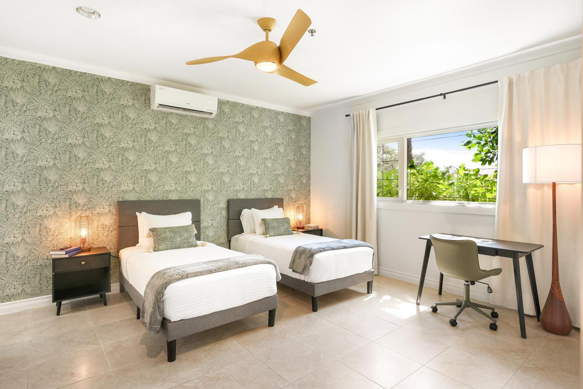 Cobalt Coast Resort West Bay Esterno foto