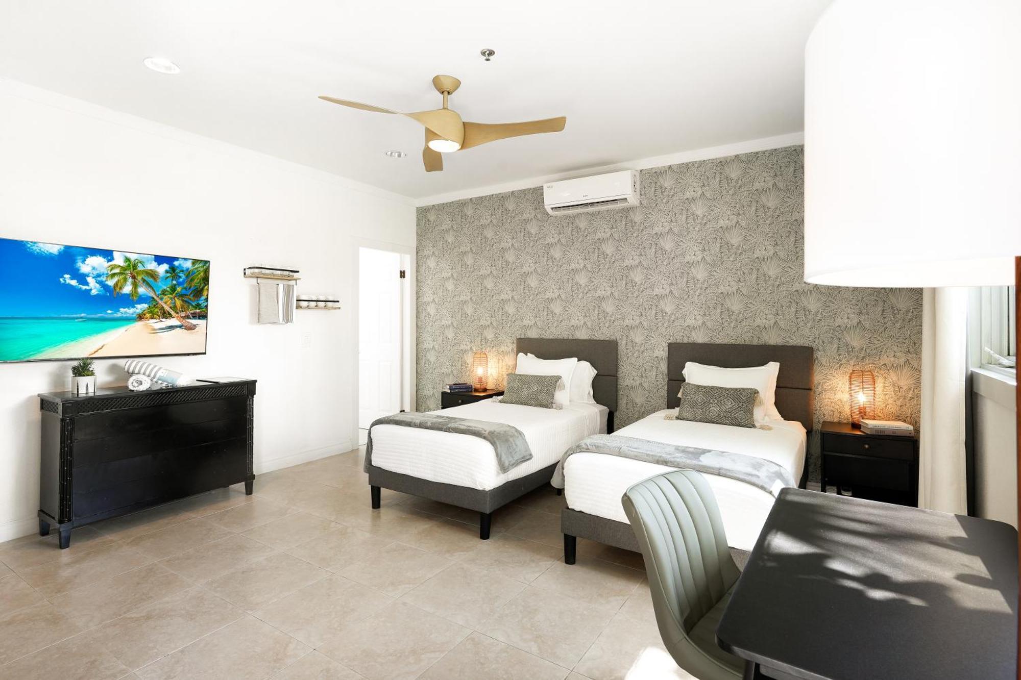 Cobalt Coast Resort West Bay Esterno foto