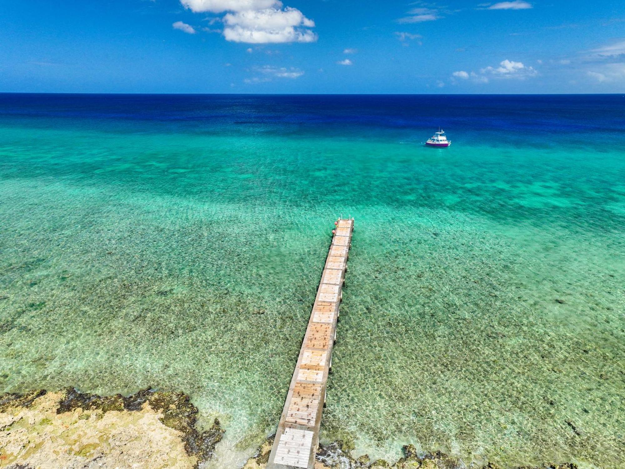 Cobalt Coast Resort West Bay Esterno foto